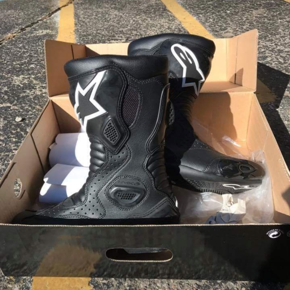 Brand new, only tried on motorcycle boots